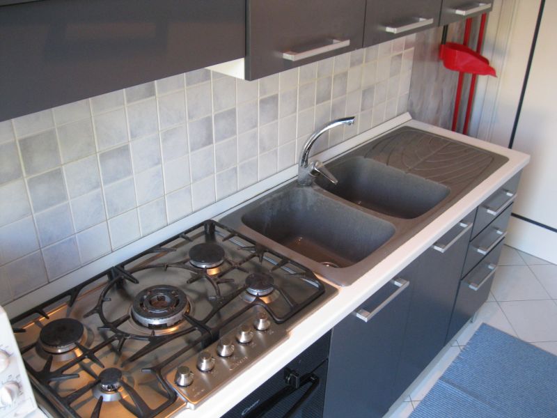 Kitchen 007.jpg